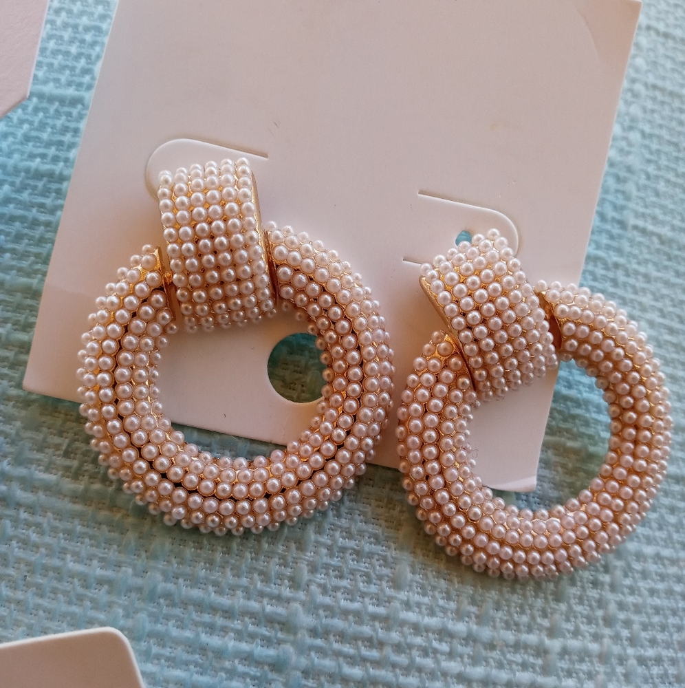 Elegant Pearl Interlock Hoop Earrings - Picture 4 of 5